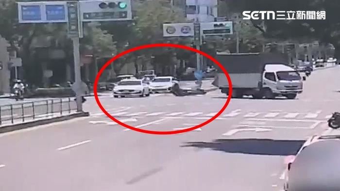 高雄新興區發生死亡車禍，22歲楊姓男大生騎重機與左轉小貨車發生碰撞，慘遭路過車輛輾斃。（圖／翻攝畫面）