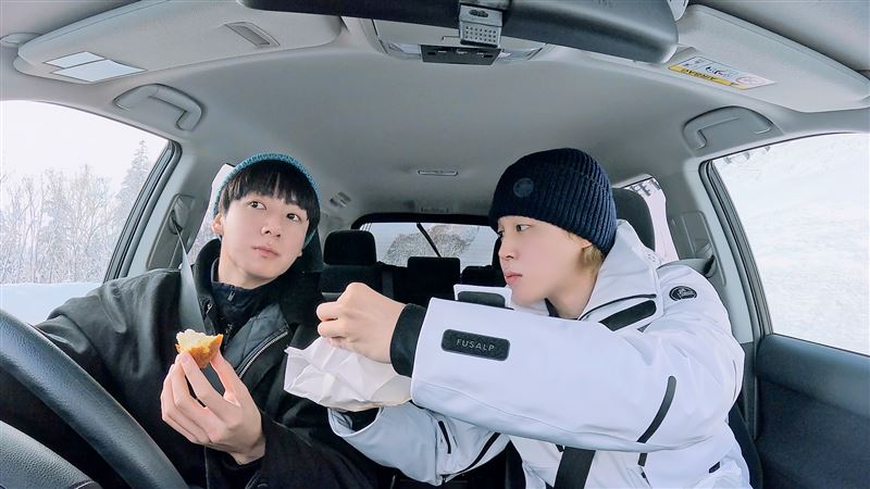 BTS「忙內LINE」Jimin和Jung Kook主演的《ARE YOU SURE?!》，玩遍紐約、濟州島、札幌、阿爾卑斯山等著名景點。（圖／Disney+提供）