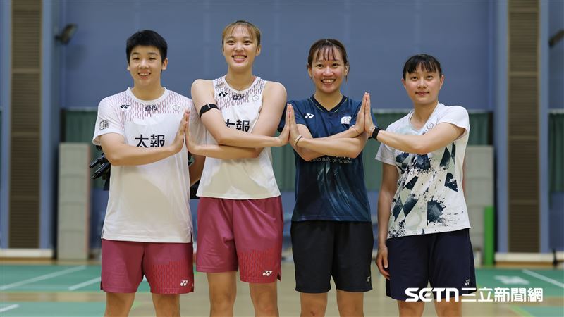 名古屋亞運媒體日,女子羽球雙打選手謝沛珊、洪恩慈、許尹鏸、林芝昀合影。(圖/記者劉彥池攝影)