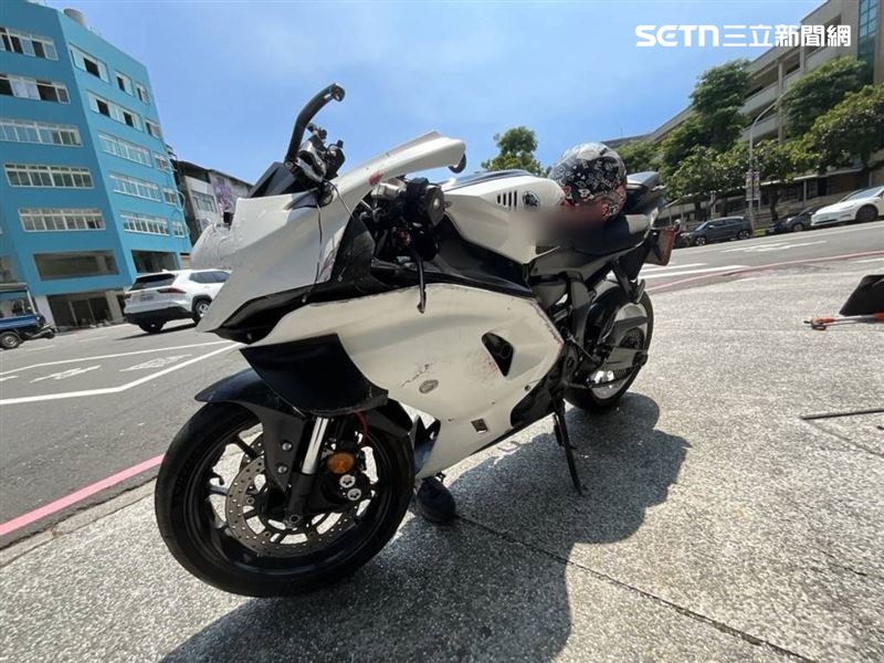 高雄新興區發生死亡車禍，22歲楊姓男大生騎重機與左轉小貨車發生碰撞，慘遭路過車輛輾斃。（圖／翻攝畫面）