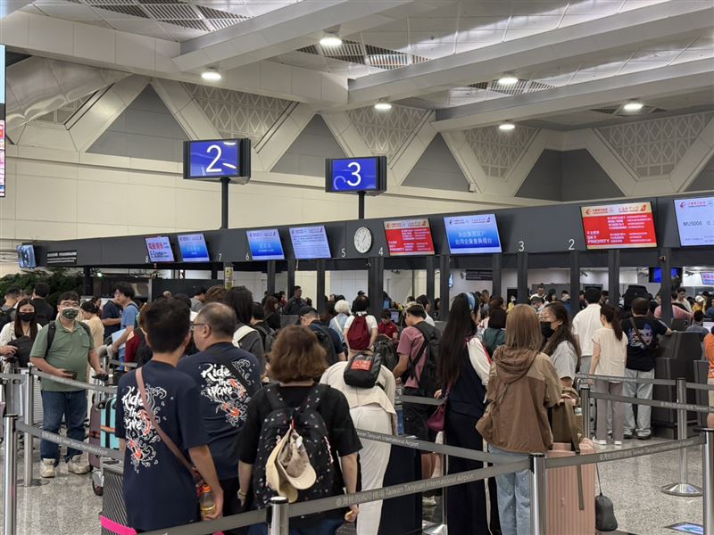 易遊網表示,國際機票部分,若受巴威颱風影響造成航班停飛、無法成行,將依各航空公司公告辦理退改作業;若航空公司同意免費退票,易遊網也不收取任何手續費。(圖/記者李育道攝影)
