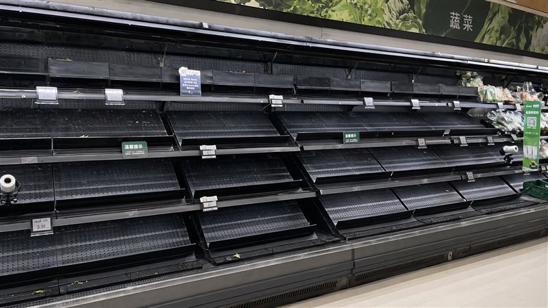 因應防颱準備,貨架上葉菜類經常被搶購一空。(示意圖/AI製圖)