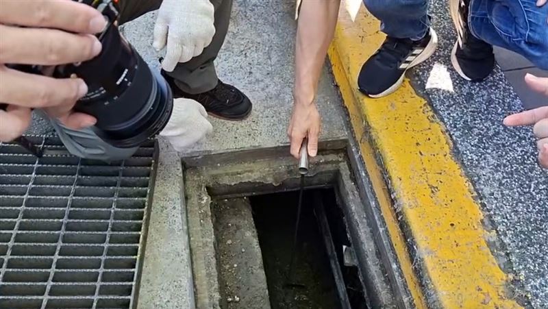 蔣萬安視察鄰近公園排水與側溝清疏情形(圖/北市府提供)