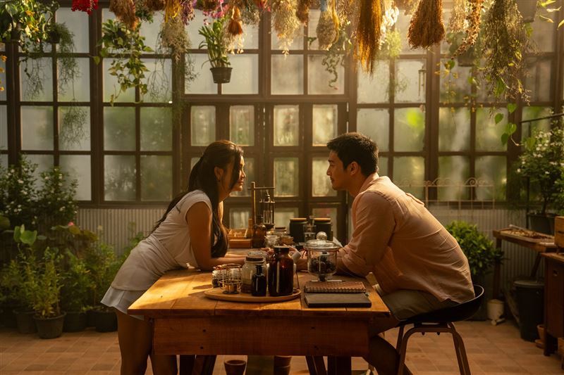 Engfa(左)與Apo(右)在片中上演禁忌又危險的恐怖愛戀。(圖/采昌國際多媒體提供)