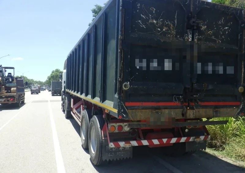 台中市大雅區今天一輛曵引車疑未收妥車上吊臂,扯斷2根號誌桿。(圖/翻攝畫面)