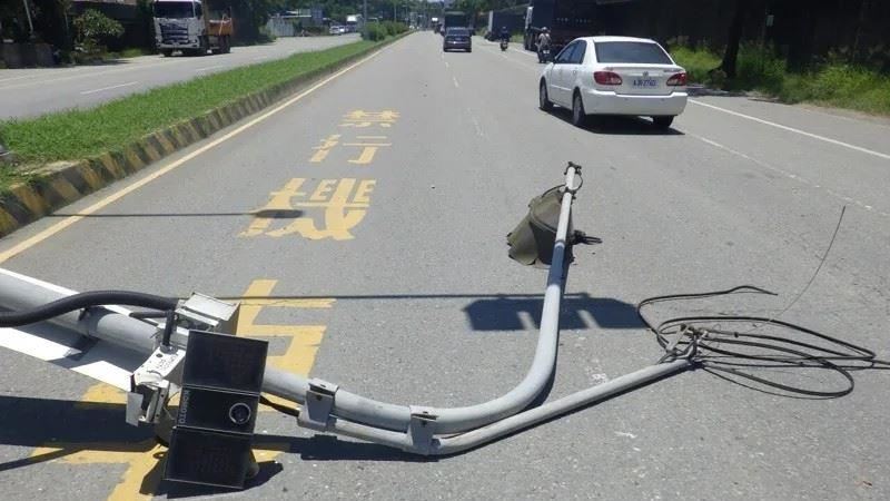台中市大雅區今天一輛曵引車疑未收妥車上吊臂,扯斷2根號誌桿。(圖/翻攝畫面)
