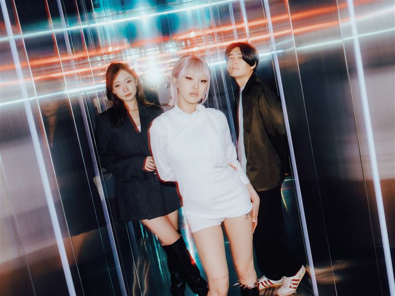 吳卓源(左起)與Elle Teresa、STUTS合作推出新歌〈Tokyo Lights Remix (feat. Elle Teresa)〉。(圖/華研國際提供)