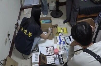 檢警在阮女住處搜出大量醫美用品。(圖/翻攝畫面)