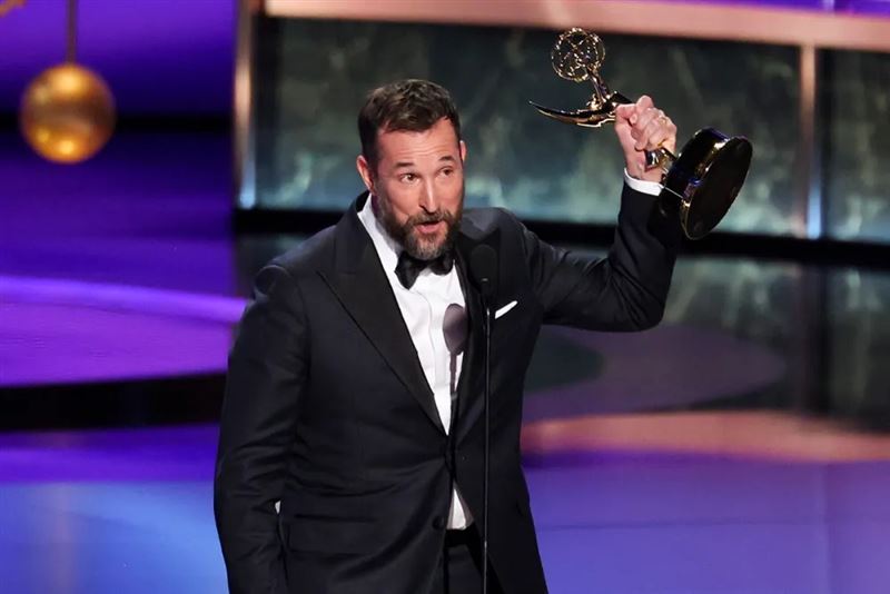 諾亞懷利（Noah Wyle ）去年以《匹茲堡醫魂》 奪下艾美獎與金球獎的戲劇類最佳男主角，今年也再度角逐視帝寶座。 （圖／翻攝自IG @Christopher Polk）