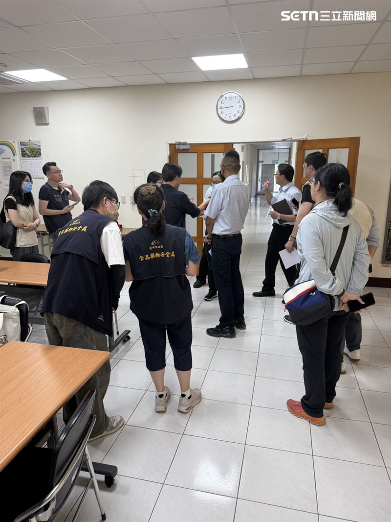 台中地檢署率隊前往執行搜索並查扣中聯油脂之設備機具。(圖/翻攝畫面)