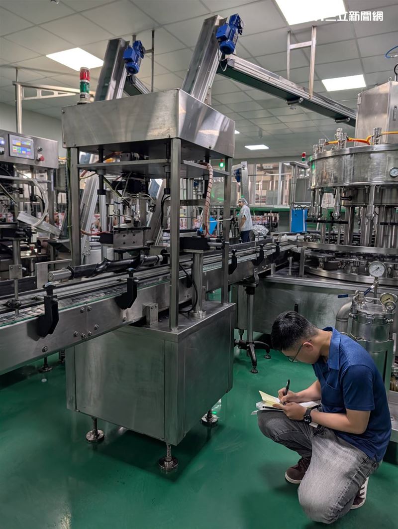 查扣福壽實業股份有限公司之設備機具。(圖/翻攝畫面)