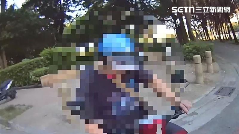 陳男騎車違規遭攔查,被識破通緝犯身分後持美工刀割頸,企圖拒捕。(圖/翻攝畫面)