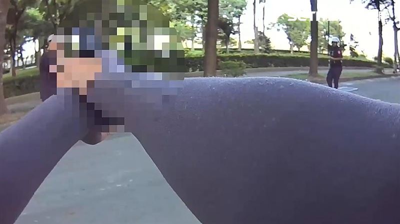 高雄通緝犯拒捕持刀割頸,員警對空開6槍示警,順利壓制逮人。(圖/翻攝畫面)