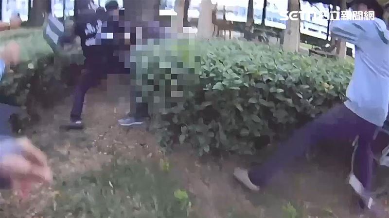 高雄通緝犯拒捕持刀割頸,員警對空開6槍示警,順利壓制逮人。(圖/翻攝畫面)