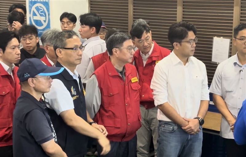 卓榮泰與沈伯洋視察北市防颱,國民黨竟稱政治操作。(圖/沈伯洋競選辦公室提供)
