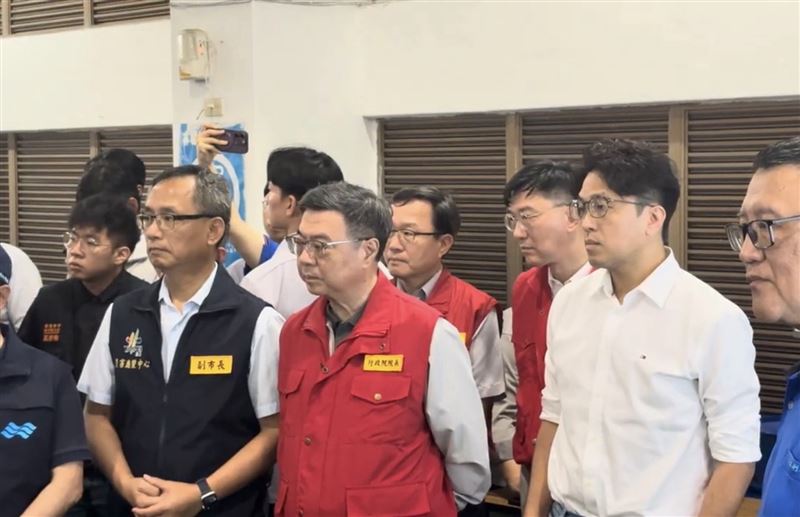卓榮泰與沈伯洋視察北市防颱準備。(圖/沈伯洋競選辦公室提供)