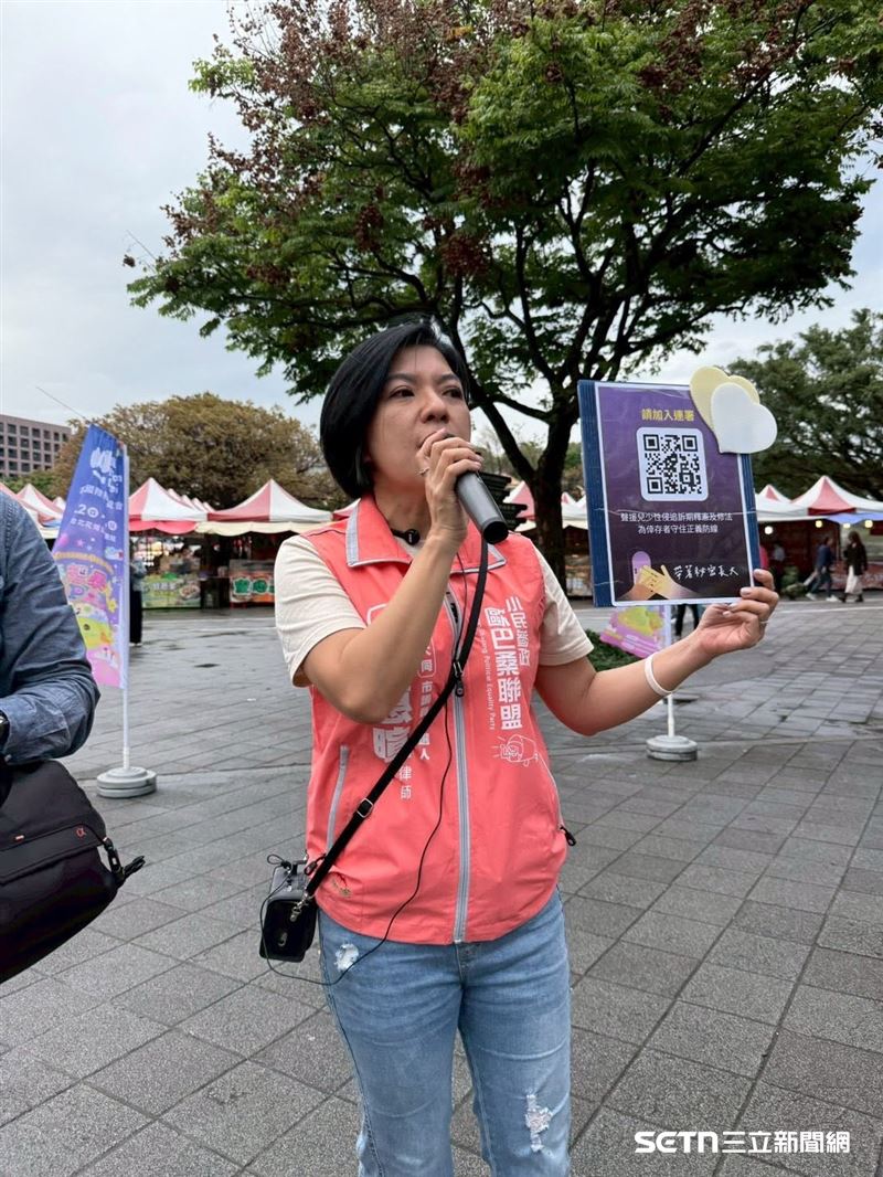 在法庭上穿著律師袍,受訪時穿著正式套裝,李惠暄給人的第一印象是理性、幹練,但她卻爽朗地自嘲,自己骨子裡其實就是個「歐巴桑」,看見不合理的事就忍不住想管、想站出來,也正是這份性格,讓她從法庭走向公共事務,希望為制度改革盡一份心力。(圖/李惠暄律師授權提供)