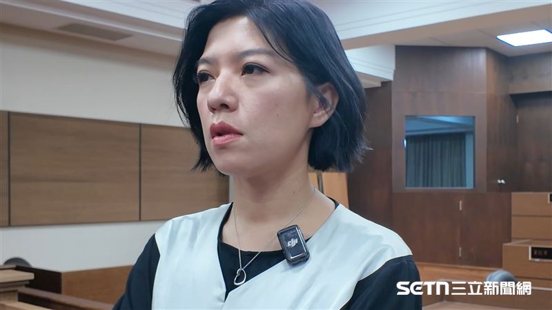 李惠暄律師透露,案發第一時間曾一度遲疑是否要接下這起案件,因為擔心自己是否有足夠的力量陪伴一個破碎的家庭走過漫長的司法歷程;然而,在與楊爸爸、楊媽媽接觸後,她最終決定接下委任,一路陪伴至今。而近3年的司法歷程,不僅讓她見證一對父母承受喪子之痛,也深刻看見現行少年司法制度與少年支持系統的缺口。她坦言,這起案件改變了自己的人生,也讓她體悟到,光靠律師在法庭上爭取權益還不夠,真正需要改變的是制度,才能避免下一場悲劇再次發生。(圖/李惠暄律師授權提供)