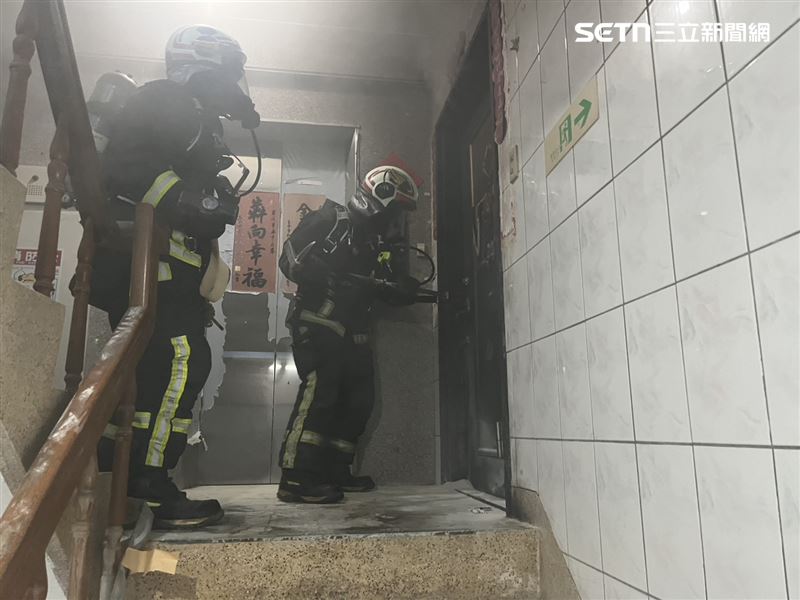 台中東勢區一棟住宅大樓遭人縱火,4樓屋內陷入火海,害樓下女住戶受傷。(圖/翻攝畫面)
