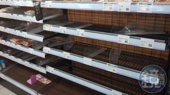 12縣市放颱風假！超市擠爆貨架搬空畫面曝