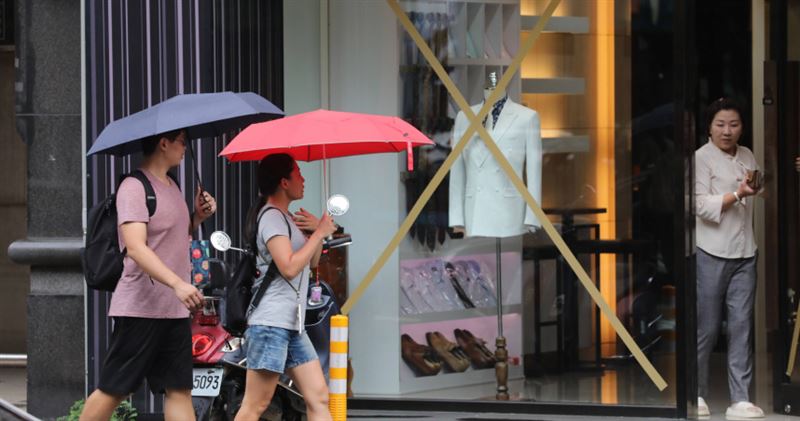 颱風來襲期間,是否仍應要求服務業員工冒風雨上班,引發社會兩派不同看法。(示意圖/劉耿豪攝)