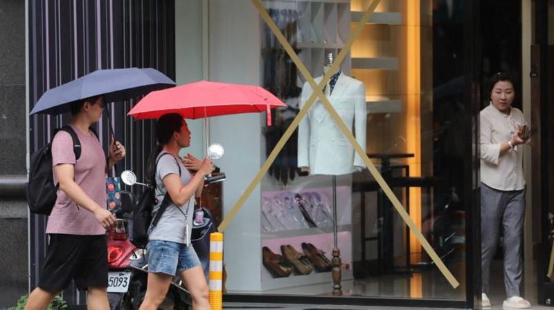 颱風假變購物日？百貨照營業掀論戰