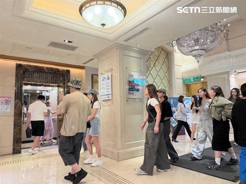錢櫃台北松江店晚上出現唱歌民眾。（圖／記者賴俊佑攝影）