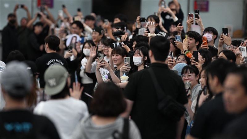 NMIXX抵台了！數百粉絲擠爆小港機場