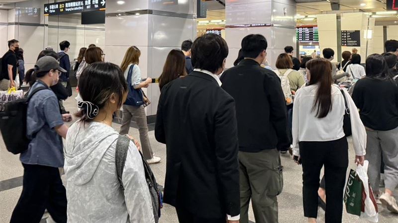 颱風假高鐵塞爆!對號座擠不上車