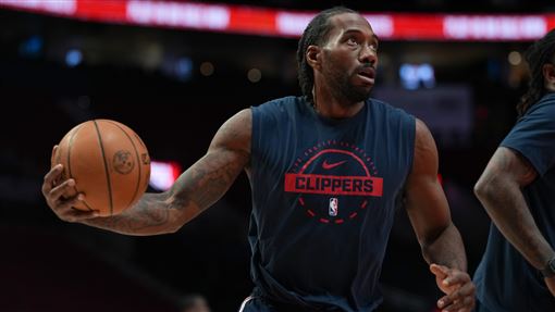 洛杉磯快艇隊10日宣布，原定將明星前鋒雷納德（Kawhi Leonard）送往多倫多暴龍隊的重磅交易，將在NBA官方針對快艇隊是否規避薪資上限的調查結束前，暫停執行。（圖／美聯社／達志影像）