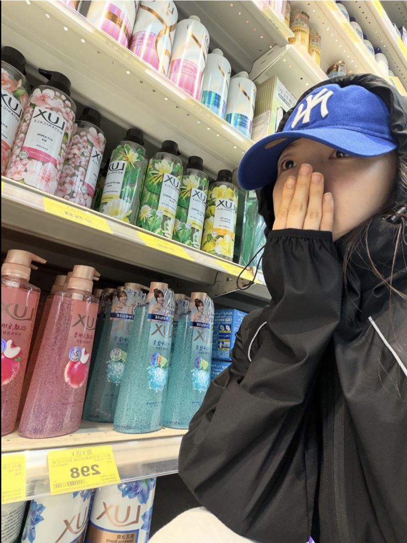 賣場人潮太多,李多慧只能跟自己代言的商品合照。(圖/翻攝自李多慧Threads)