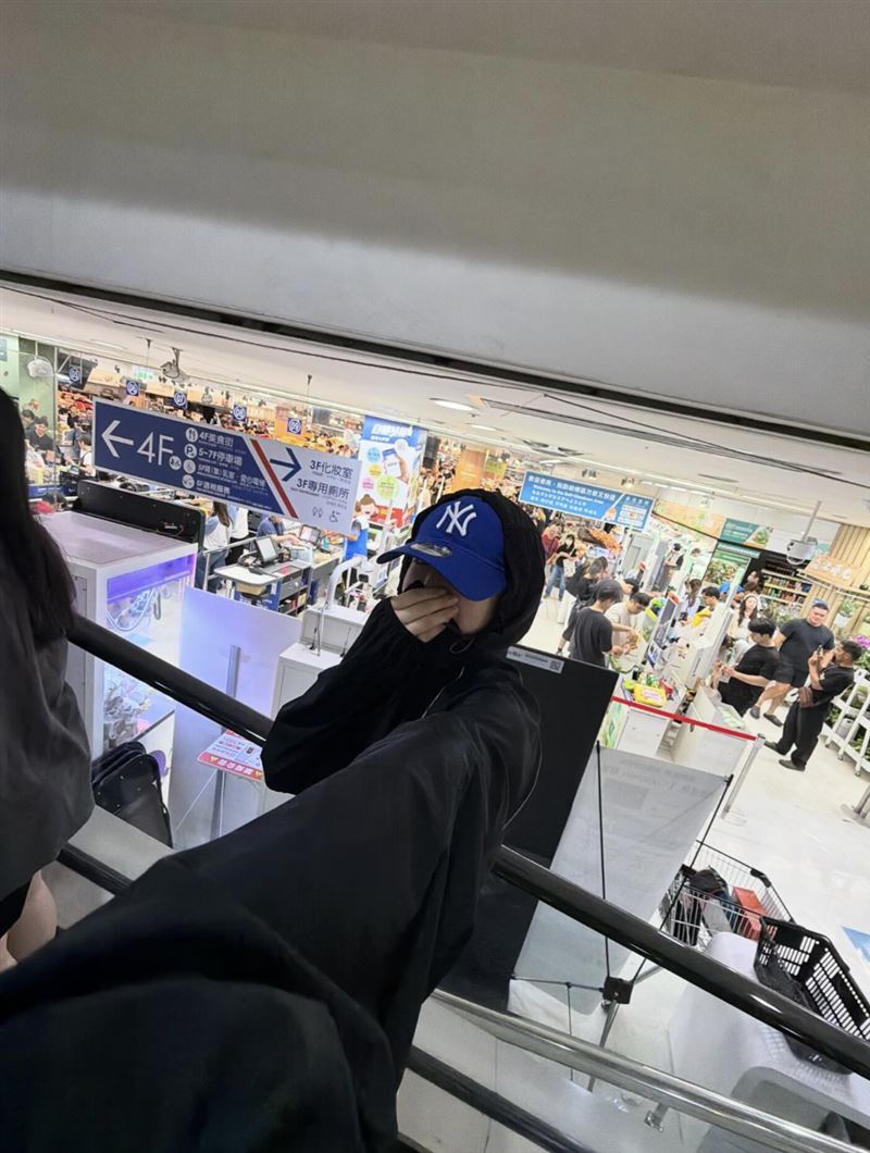 李多慧包緊緊現身賣場。(圖/翻攝自李多慧Threads)
