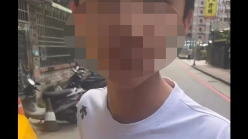 白衣男子疑似喝酒斷片,遲遲不給付計程車費用,甚至揮拳毆打司機,過程被PO網。(圖/翻攝Threads@aa72698950)