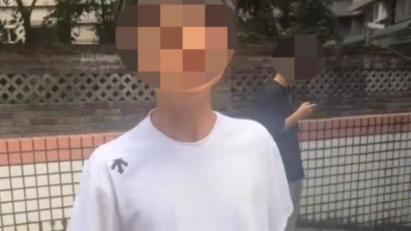白衣男子疑似喝酒斷片,遲遲不給付計程車費用,甚至揮拳毆打司機,過程被PO網。(圖/翻攝Threads@aa72698950)
