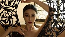 完美駕馭浮誇黑禮服　范冰冰腋下贅肉被挖