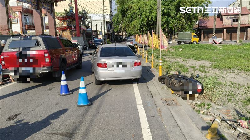 62歲陳姓女子開車載著37歲的紀姓女兒,在廟門前自撞肇事。(圖/翻攝畫面)