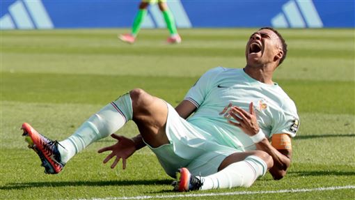 法國隊王牌球星姆巴佩（Kylian Mbappé）雖在比賽中出現腳踝不適，但他賽後親自出面報平安，表示：「我一切都好。」（圖／美聯社／達志影像）