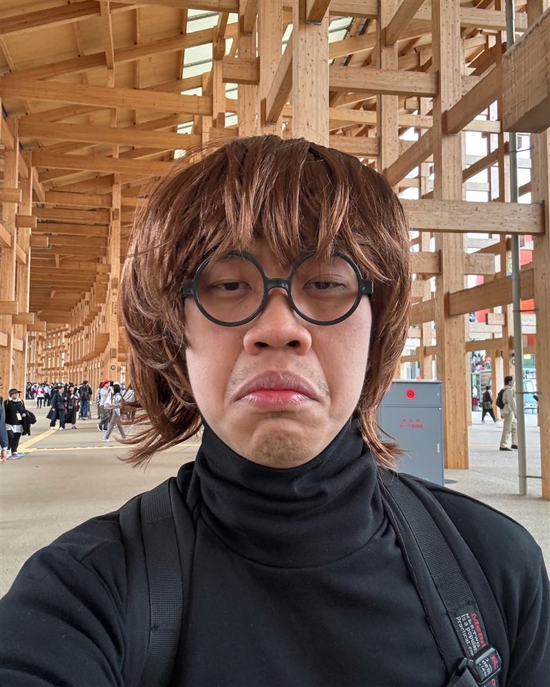 網紅近期接連爆出搭機風波,繼多名創作者遇上航班取消、登機受阻等狀況後,YouTuber「小尾巴」也分享自己在曼谷機場返台前遭遇的插曲。(圖/翻攝自小尾巴FB)