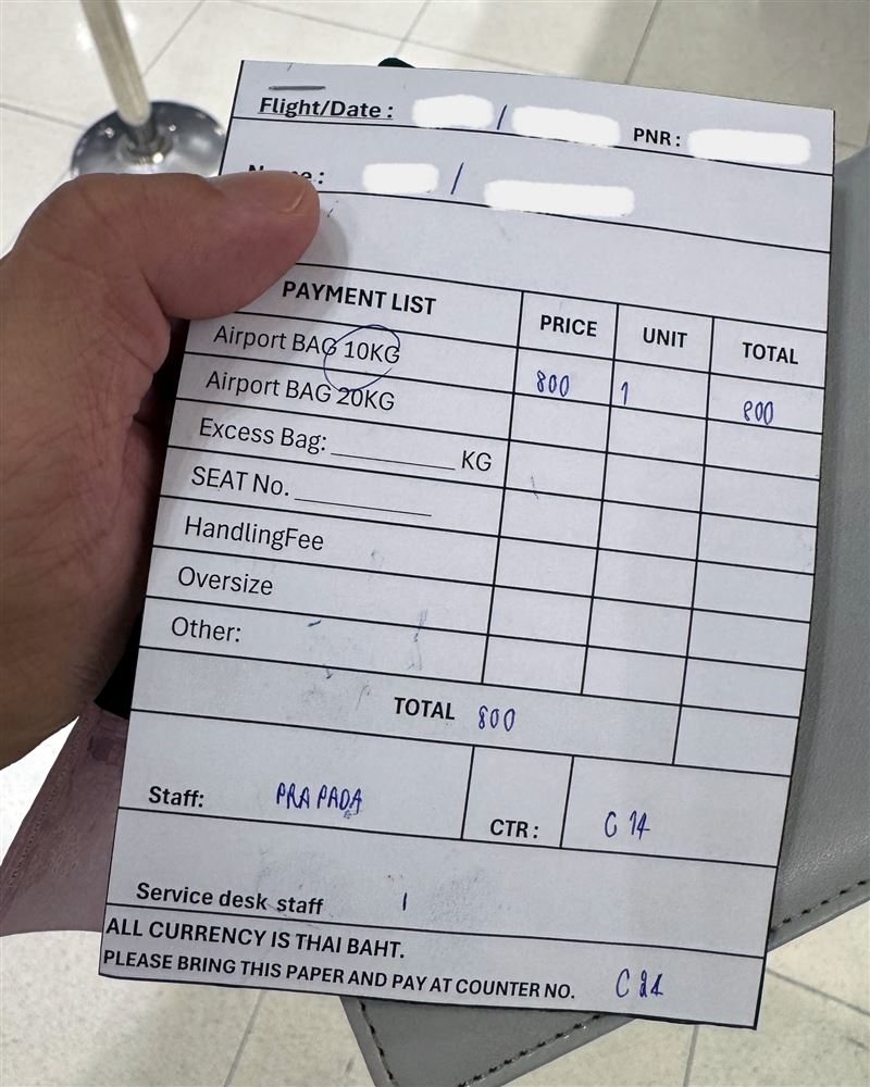 明明購票時確認包含行李額度,卻在報到櫃檯被要求現場加購費用,讓小尾巴一度陷入趕不上飛機的壓力。(圖/翻攝自小尾巴FB)