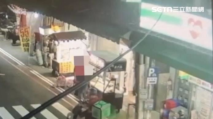 新北金男酒後跑到興南夜市鬧事,還與王姓攤商爆發拉扯衝突。(圖/翻攝畫面)