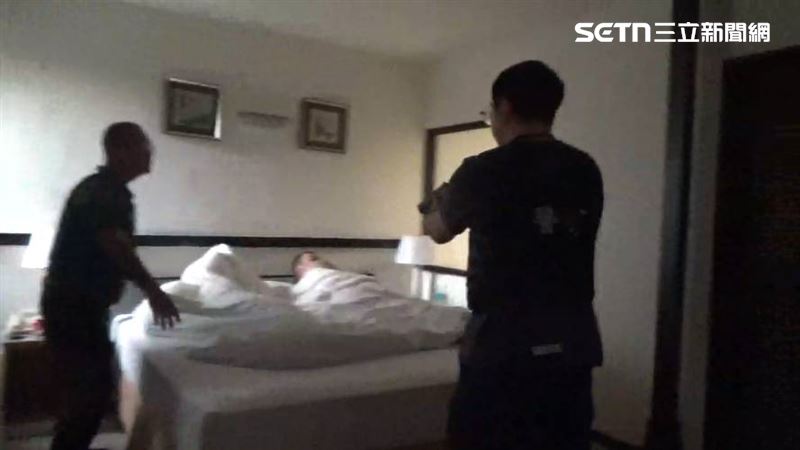 警方攻堅逮補正在睡夢中的主嫌,主嫌間警方到來一臉驚慌。(圖/翻攝畫面)