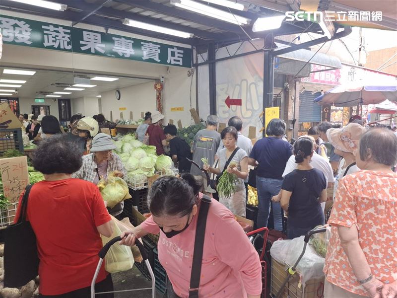 強颱巴威目前已減弱為中颱,但民眾仍嚴陣以待,把握今(10)日上午最後的陽光,趕赴傳統市場進行最後大採購。(圖/記者周佩怡攝影)