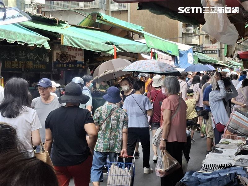 強颱巴威目前已減弱為中颱,但民眾仍嚴陣以待,把握今(10)日上午最後的陽光,趕赴傳統市場進行最後大採購。(圖/記者周佩怡攝影)