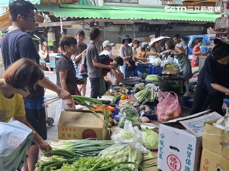強颱巴威目前已減弱為中颱,但民眾仍嚴陣以待,把握今(10)日上午最後的陽光,趕赴傳統市場進行最後大採購。(圖/記者周佩怡攝影)