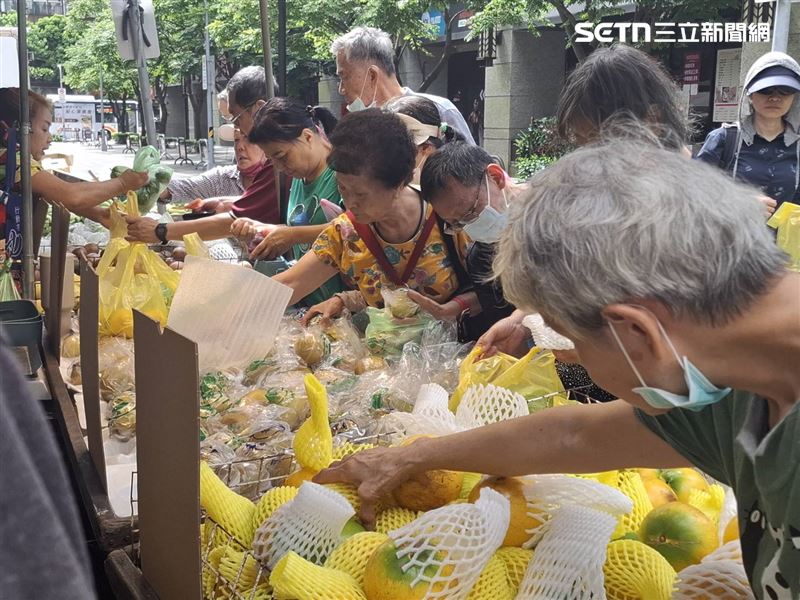 強颱巴威目前已減弱為中颱,但民眾仍嚴陣以待,把握今(10)日上午最後的陽光,趕赴傳統市場進行最後大採購。(圖/記者周佩怡攝影)