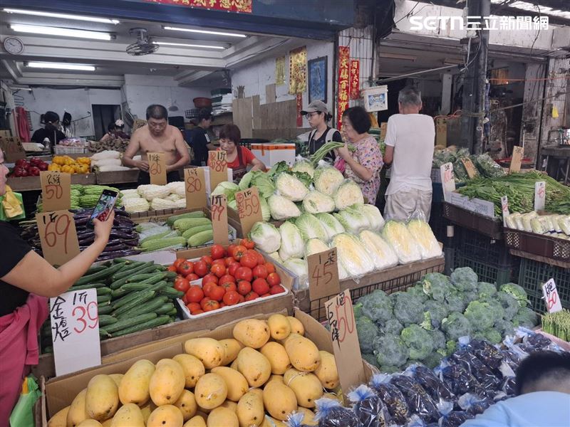 強颱巴威目前已減弱為中颱,但民眾仍嚴陣以待,把握今(10)日上午最後的陽光,趕赴傳統市場進行最後大採購。(圖/記者周佩怡攝影)