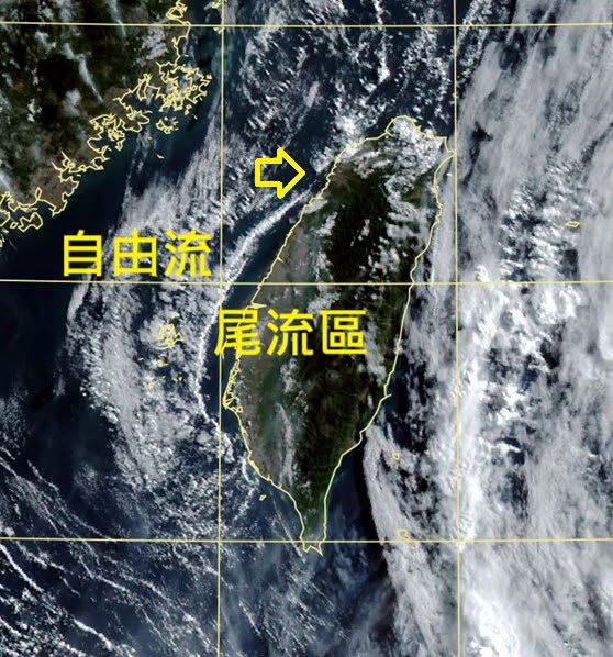 鄭明典PO出衛星雲圖,發現台灣西方外海有一道狹長的雲帶。(圖/翻攝自鄭明典臉書)
