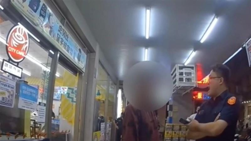 酒醉的王男見警方到場,大聲咆哮辱罵員警三字經、用力推擠員警,遭警方「大外割」當場壓制。(圖/翻攝畫面)