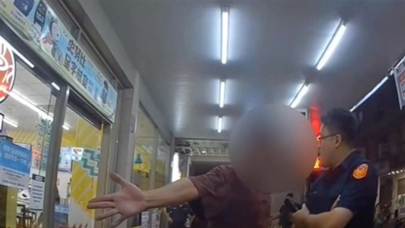 酒醉的王男見警方到場,大聲咆哮辱罵員警三字經、用力推擠員警,遭警方「大外割」當場壓制。(圖/翻攝畫面)