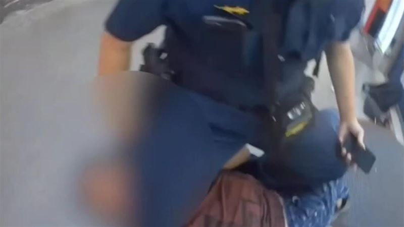 酒醉的王男見警方到場,大聲咆哮辱罵員警三字經、用力推擠員警,遭警方「大外割」當場壓制。(圖/翻攝畫面)